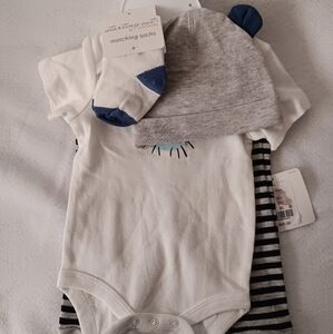 Starting Out Baby Bodysuit Set with Hat and Socks